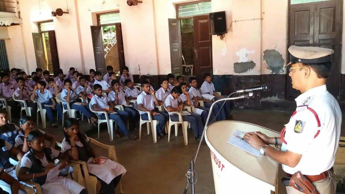 ರಸ್ತೆ ಸುರಕ್ಷತೆ ಅರಿವು ಮೂಡಿಸುವ ಕಾರ್ಯಕ್ರಮ